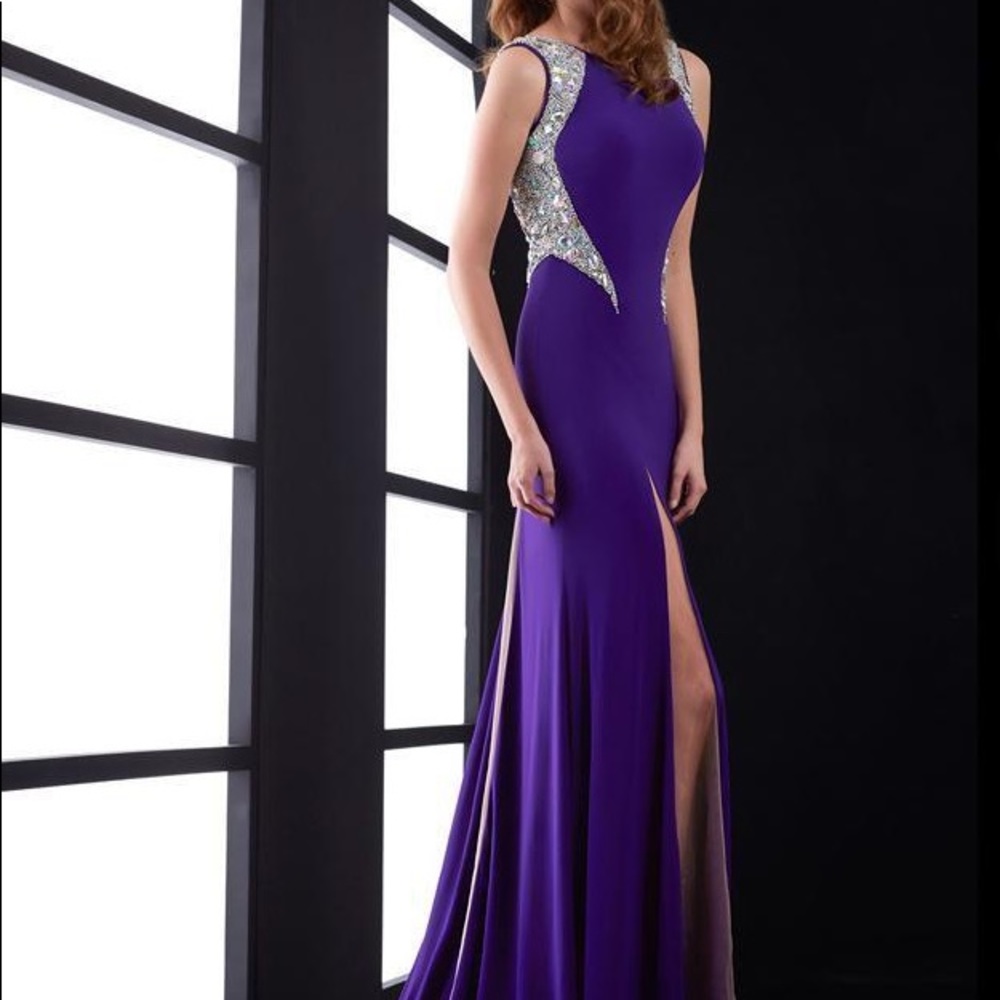 😈 Purple pageant gown with mini train and BLING 💍 PERFECT for a large stage!